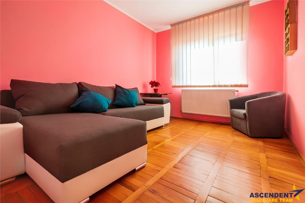 De vanzare apartament 3 camere, Piata Verde, zona Aradului