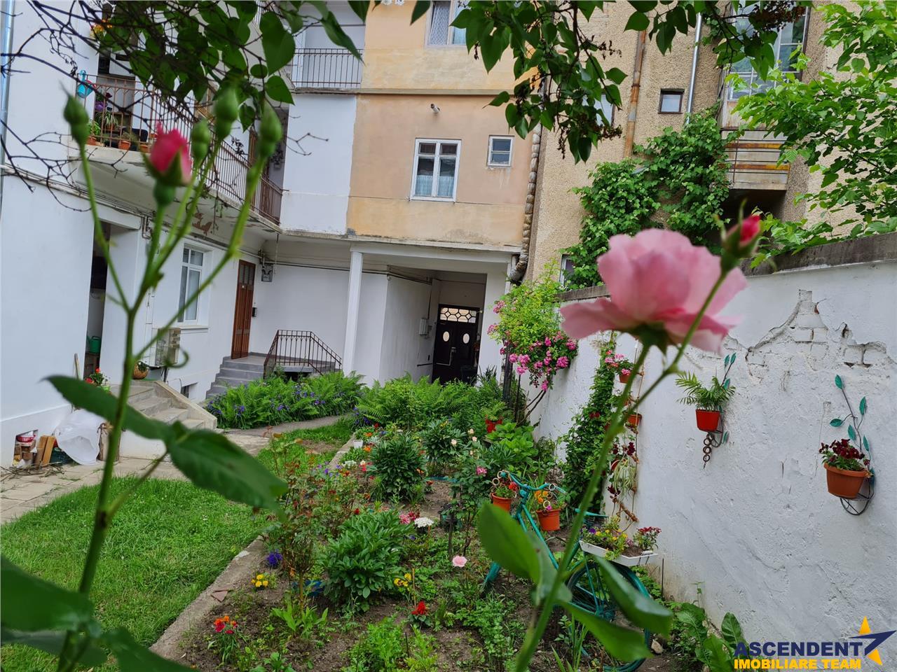 Proprietate la casa, cu gradina de flori, zona rezidentiala Centrala a Brasovului