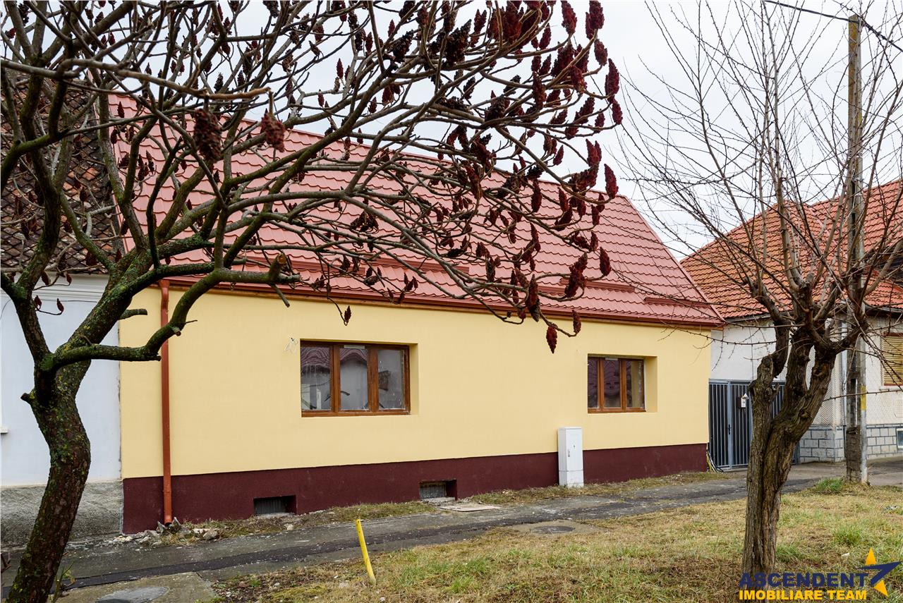 Pe 1.500 mp teren, doua case independente, Sanpetru  Central, Brasov