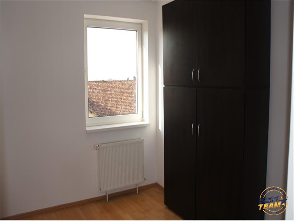 OFERTA REZERVATA!!Apartament spatios cu trei camere nemobilat in zona centrala,Brasov.