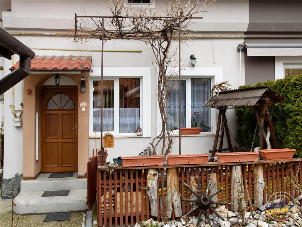 OFERTA REZERVATA!!!Corp casa + extra camera, cu terasa si acces auto in curte, Central, Brasov