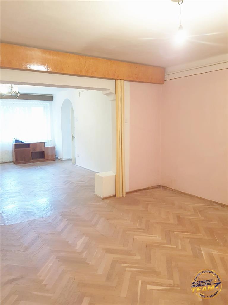 OFERTA REZERVATA!Apartament in vila+ 400 teren intravilan autorizatie constructie casa, Central, Brasov