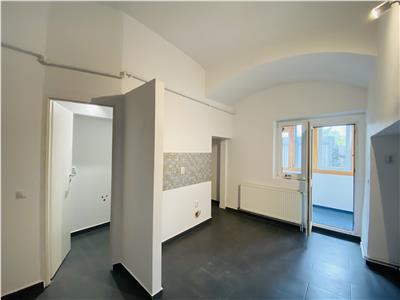 Ultracentral, apartament cu doua camere si curte individuala, Brasov