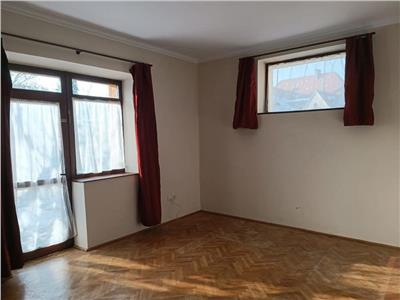 Apartament la casa, cu gradina, acces separat, recomandat birou/ sediu firma, Brasov
