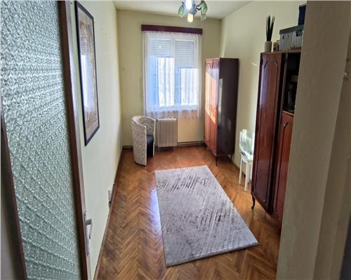 Vând apartament spațios cu 4 camere în Sângeorgiu de Mureș