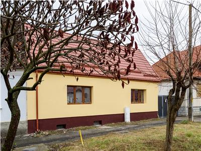 Pe 1.500 mp teren, doua case independente, Sanpetru  Central, Brasov