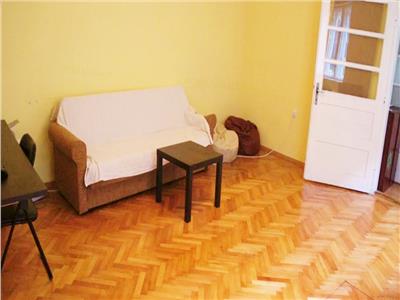 OFERTA REZERVATA!Casa singura in curte + Spatiu cu vitrina, Brasov, Central